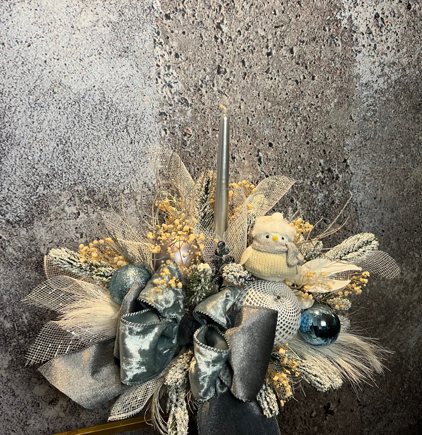 Christmas arrangement with preserved flowers and felt bird