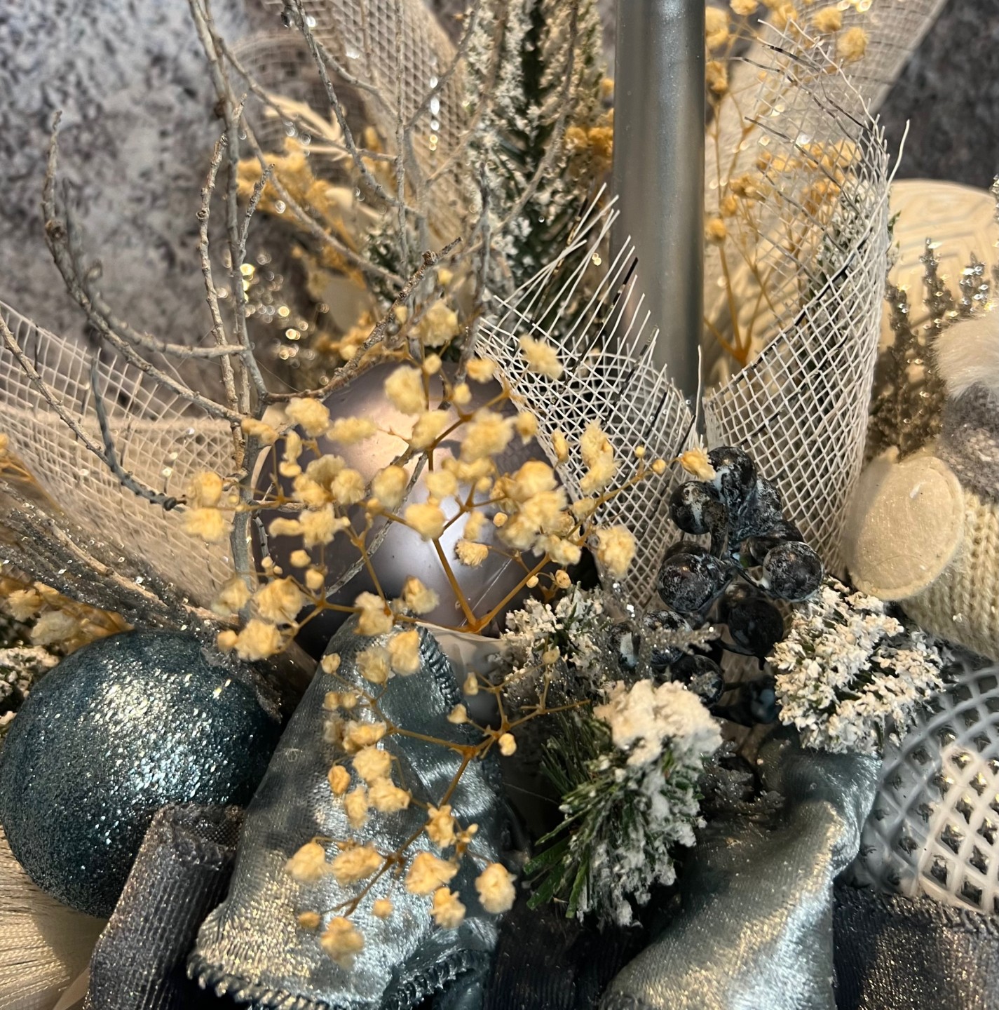 Christmas arrangement with preserved flowers and felt bird