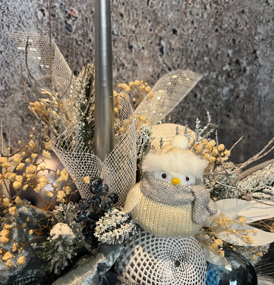 Christmas arrangement with preserved flowers and felt bird