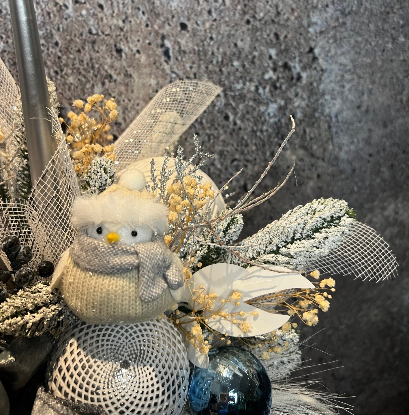 Christmas arrangement with preserved flowers and felt bird