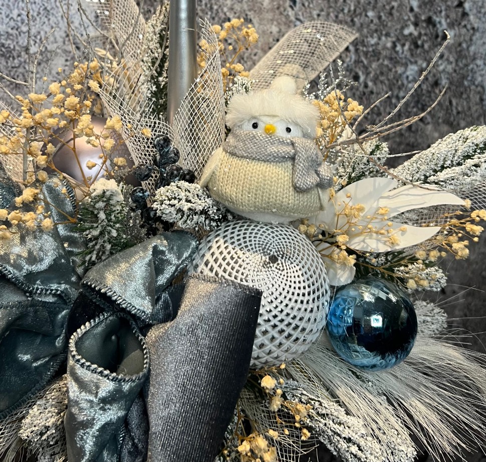 Christmas arrangement with preserved flowers and felt bird