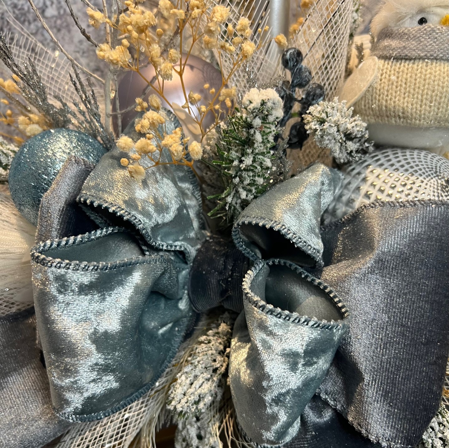 Christmas arrangement with preserved flowers and felt bird