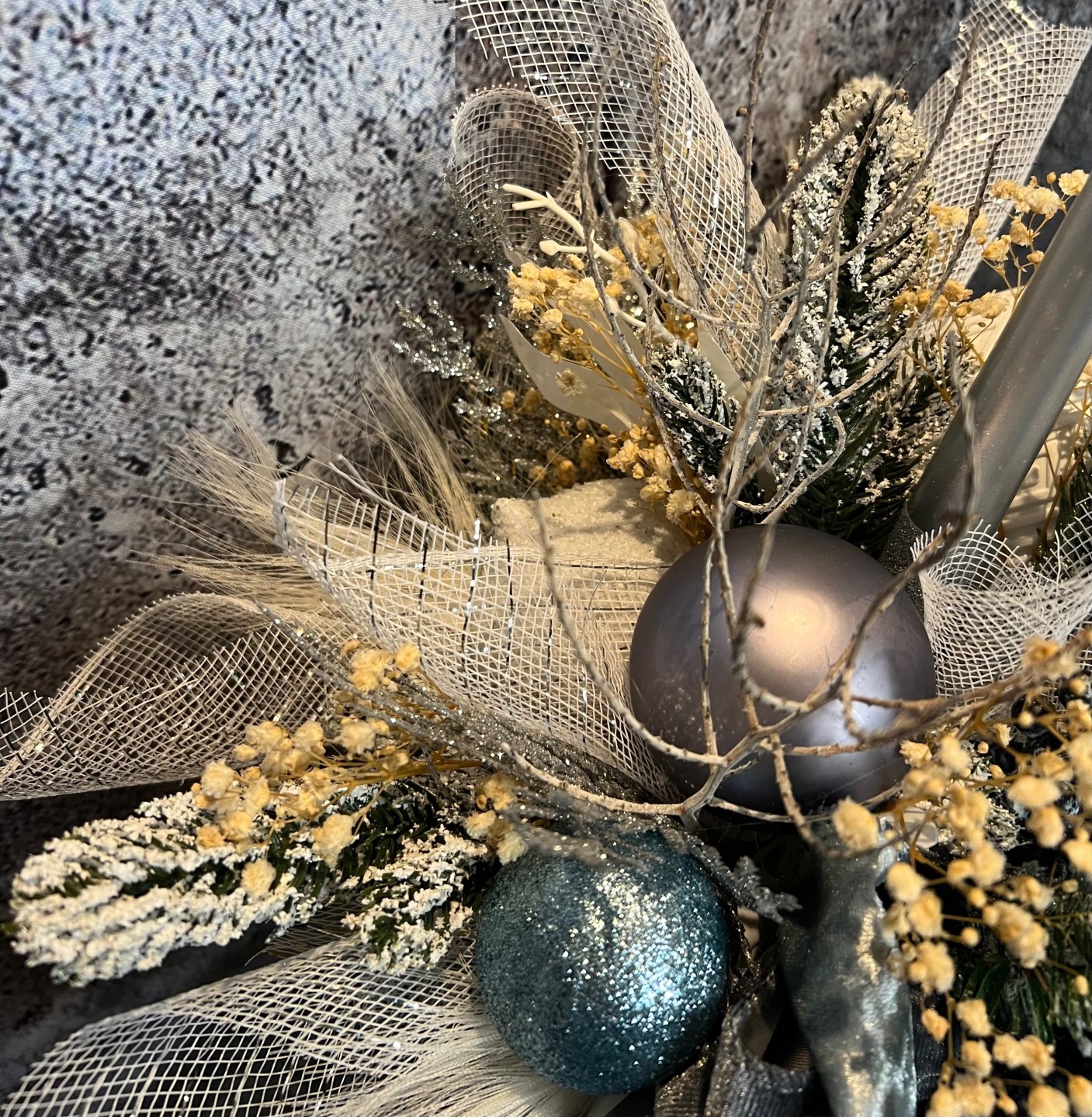 Christmas arrangement with preserved flowers and felt bird