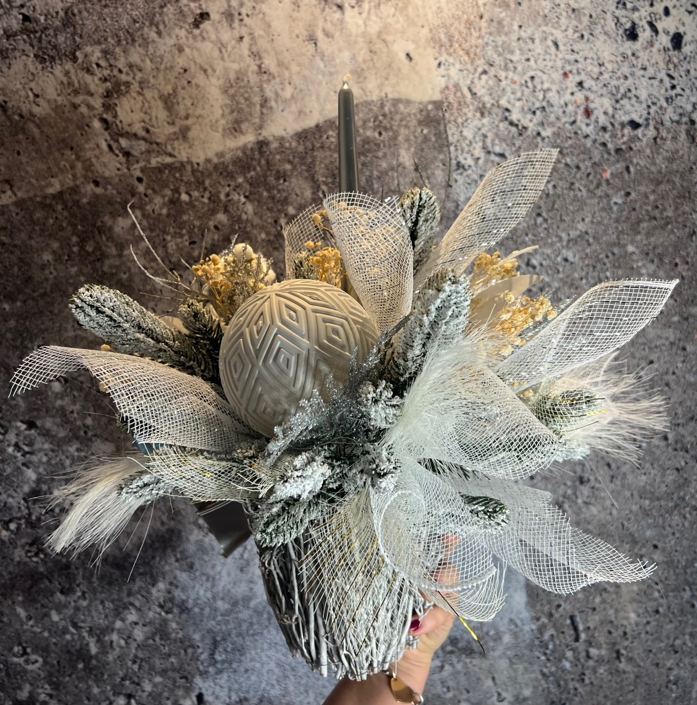 Christmas arrangement with preserved flowers and felt bird