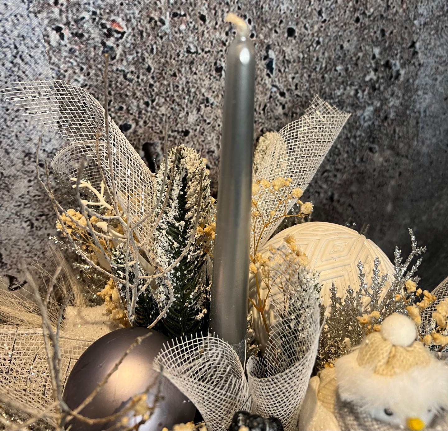 Christmas arrangement with preserved flowers and felt bird