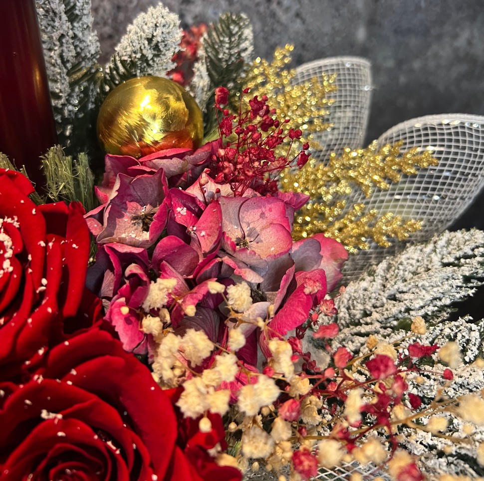 Christmas arrangement with preserved roses, Santa Clause and deer