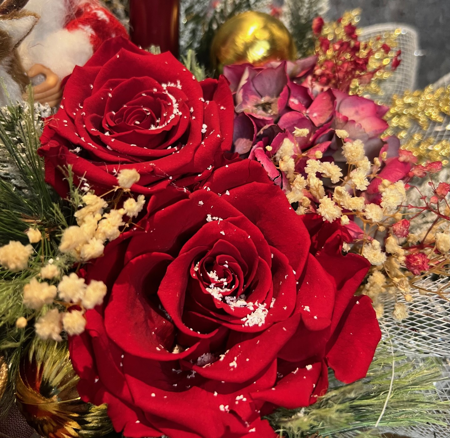 Christmas arrangement with preserved roses, Santa Clause and deer Christmas arrangement with preserved roses, Santa Clause and deer