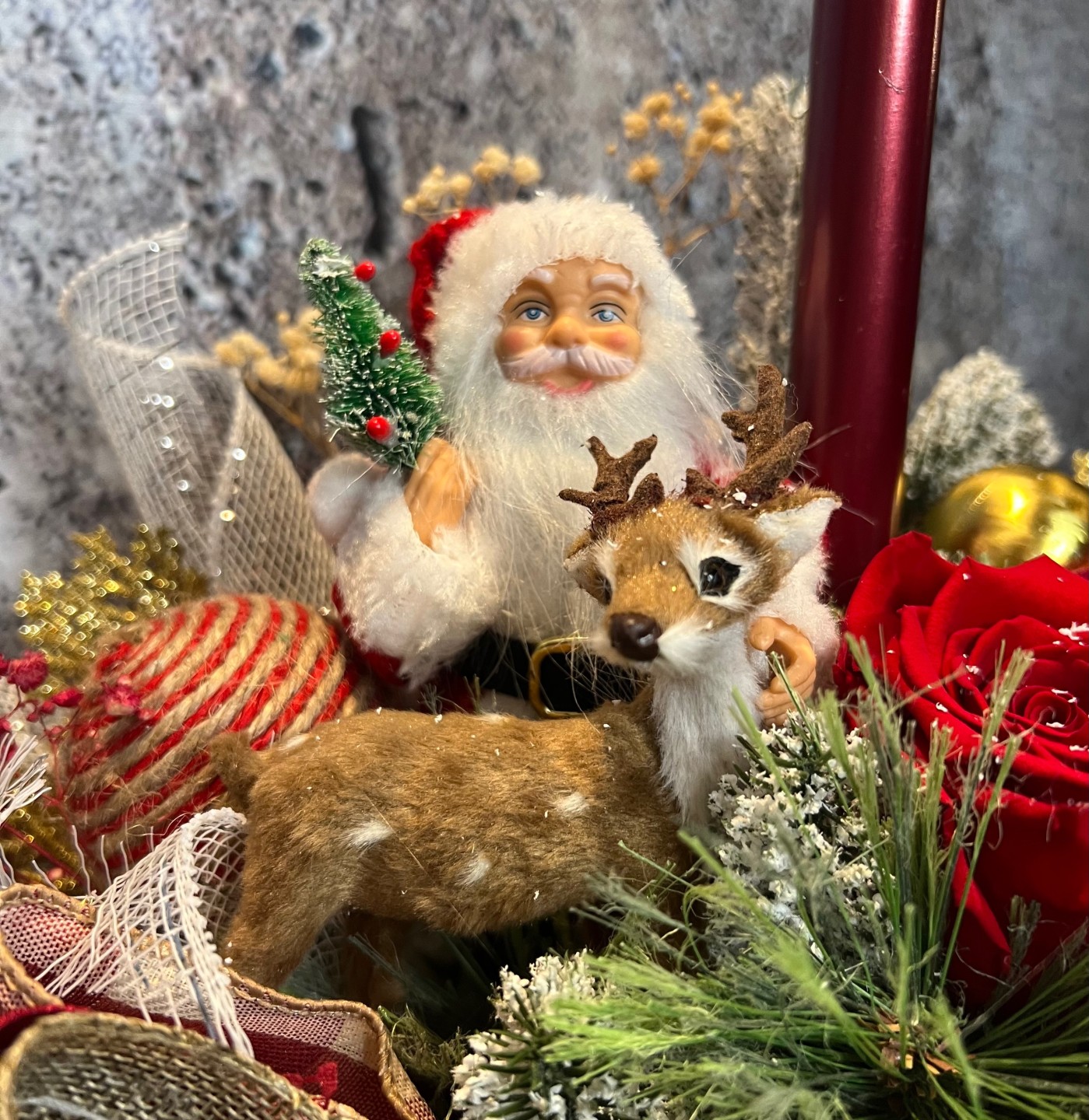 Christmas arrangement with preserved roses, Santa Clause and deer Christmas arrangement with preserved roses, Santa Clause and deer