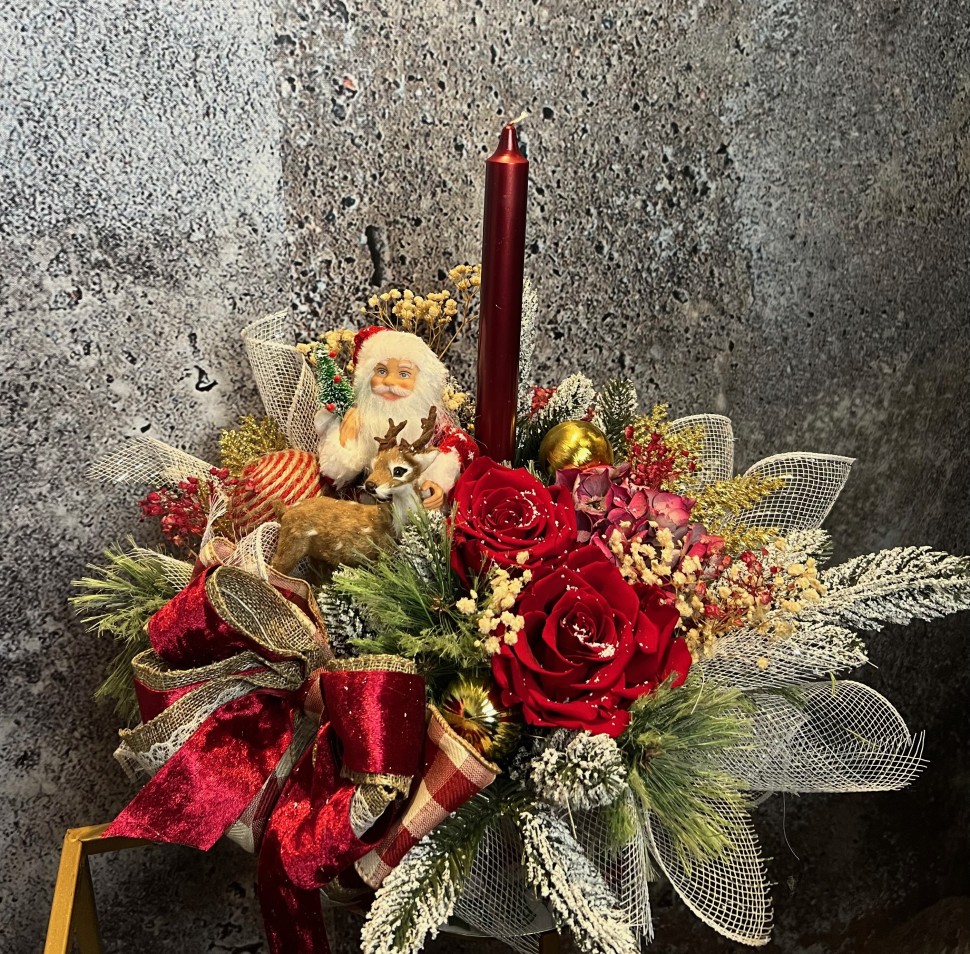 Christmas arrangement with preserved roses, Santa Clause and deer