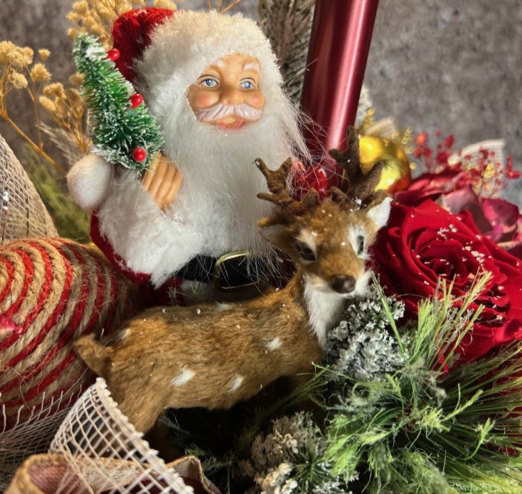 Christmas arrangement with preserved roses, Santa Clause and deer Christmas arrangement with preserved roses, Santa Clause and deer
