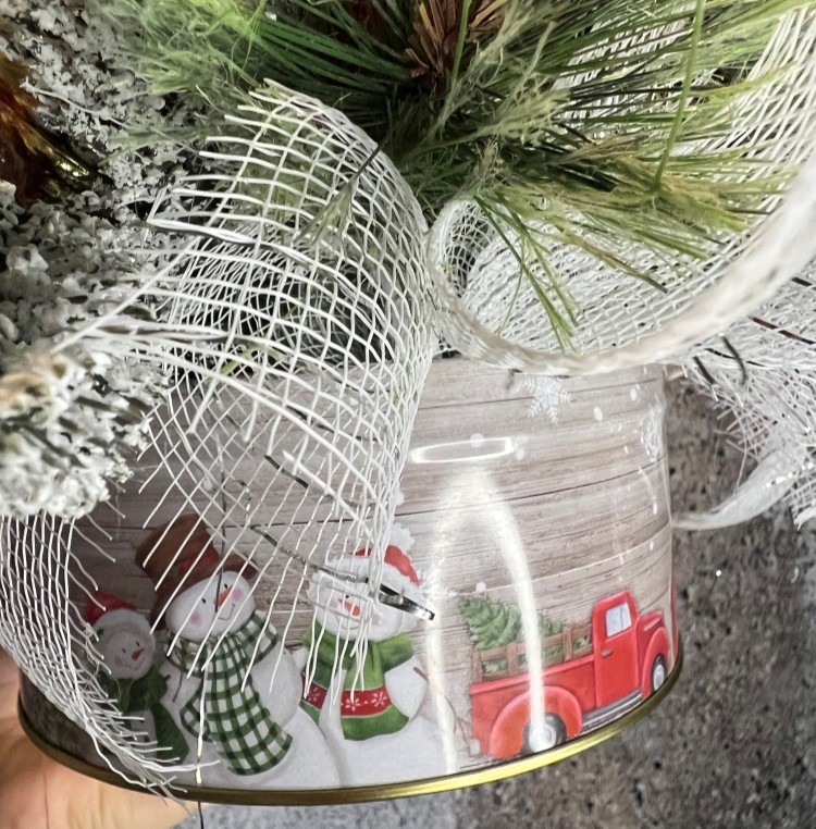 Christmas arrangement with preserved roses, Santa Clause and deer Christmas arrangement with preserved roses, Santa Clause and deer