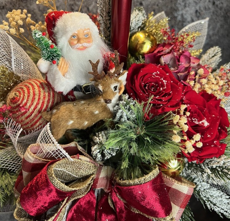 Christmas arrangement with preserved roses, Santa Clause and deer Christmas arrangement with preserved roses, Santa Clause and deer