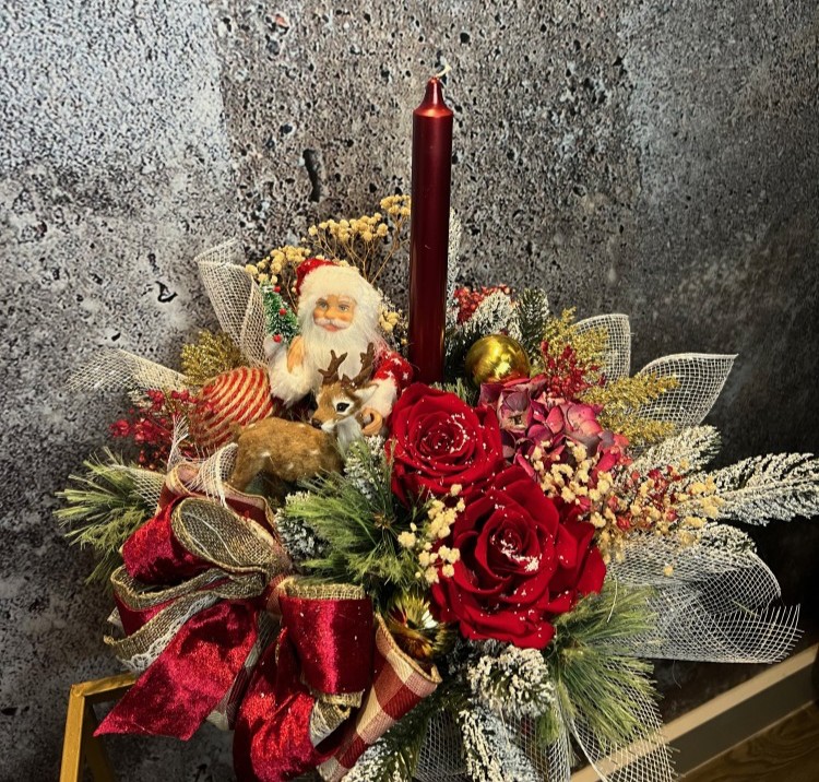 Christmas arrangement with preserved roses, Santa Clause and deer Christmas arrangement with preserved roses, Santa Clause and deer