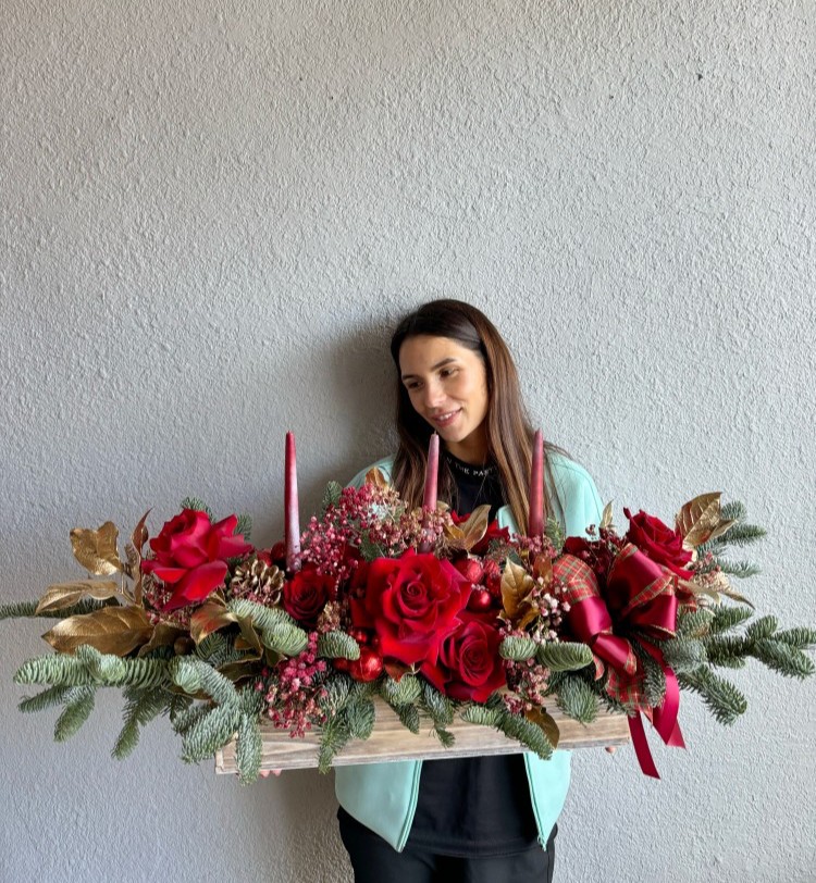 Red Long Christmas Fresh Flowers Box With Candles Red Long Christmas Fresh Flowers Box With Candles