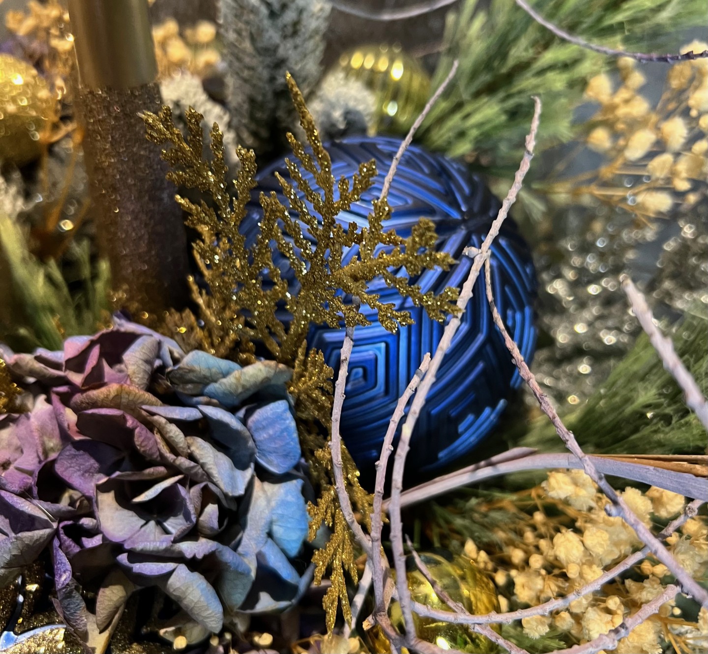 Christmas arrangement with preserved flowers and candles