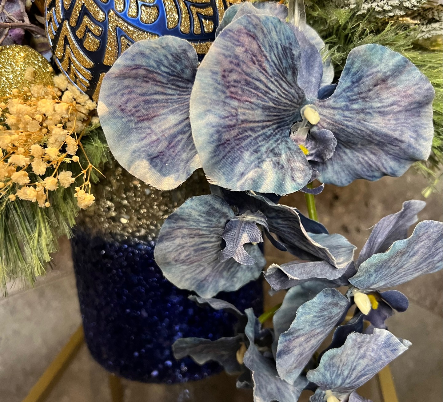 Christmas arrangement with preserved flowers and candles