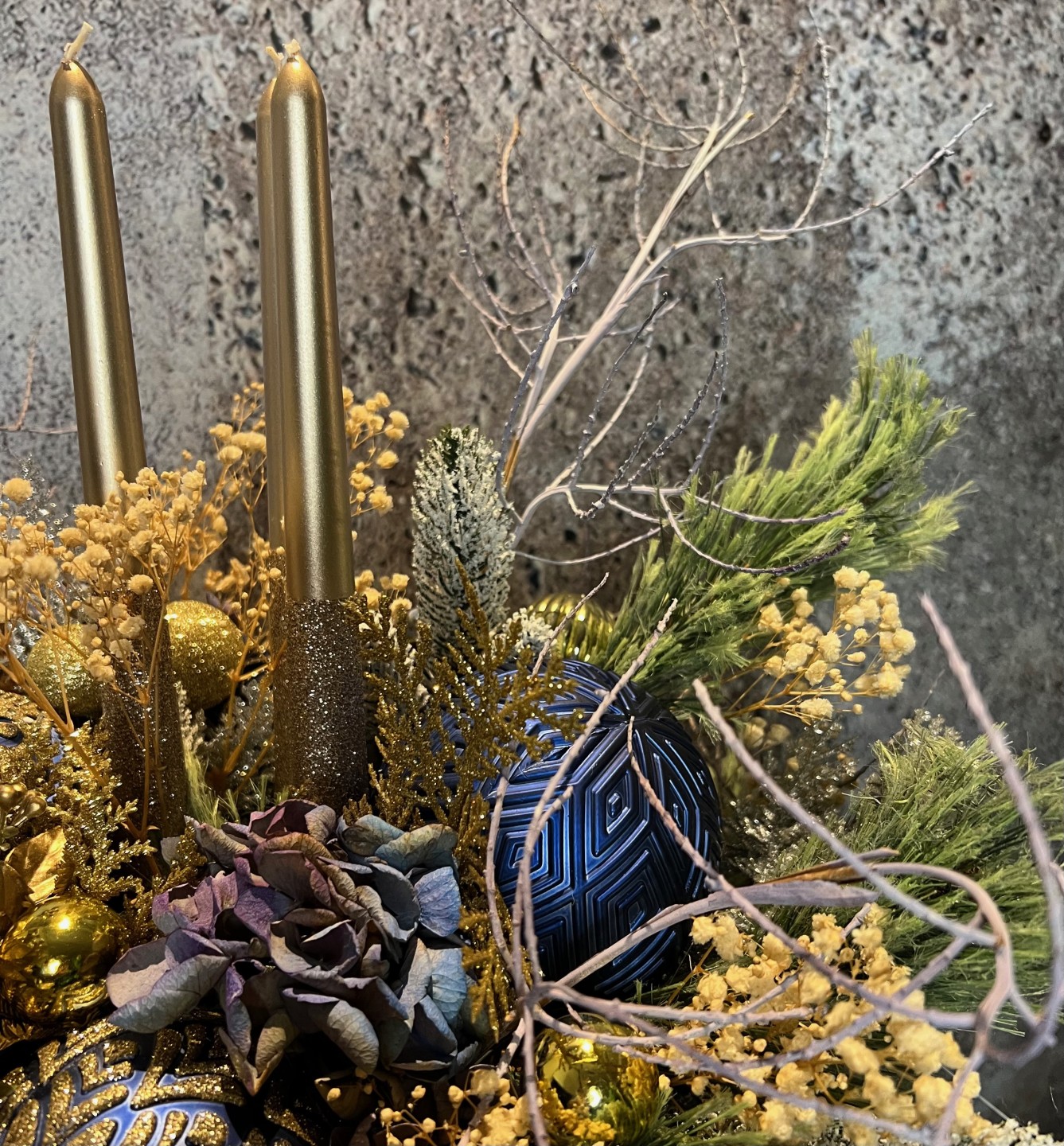 Christmas arrangement with preserved flowers and candles