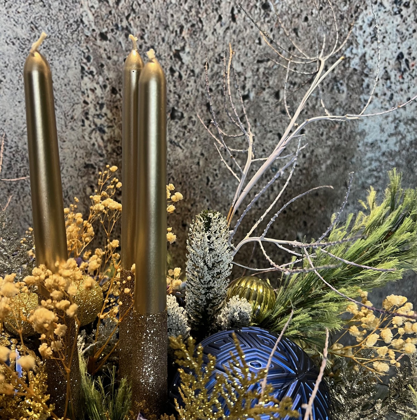 Christmas arrangement with preserved flowers and candles