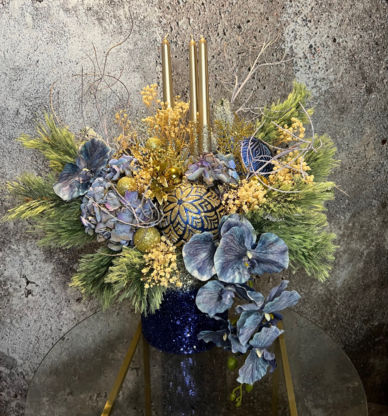 Christmas arrangement with preserved flowers and candles