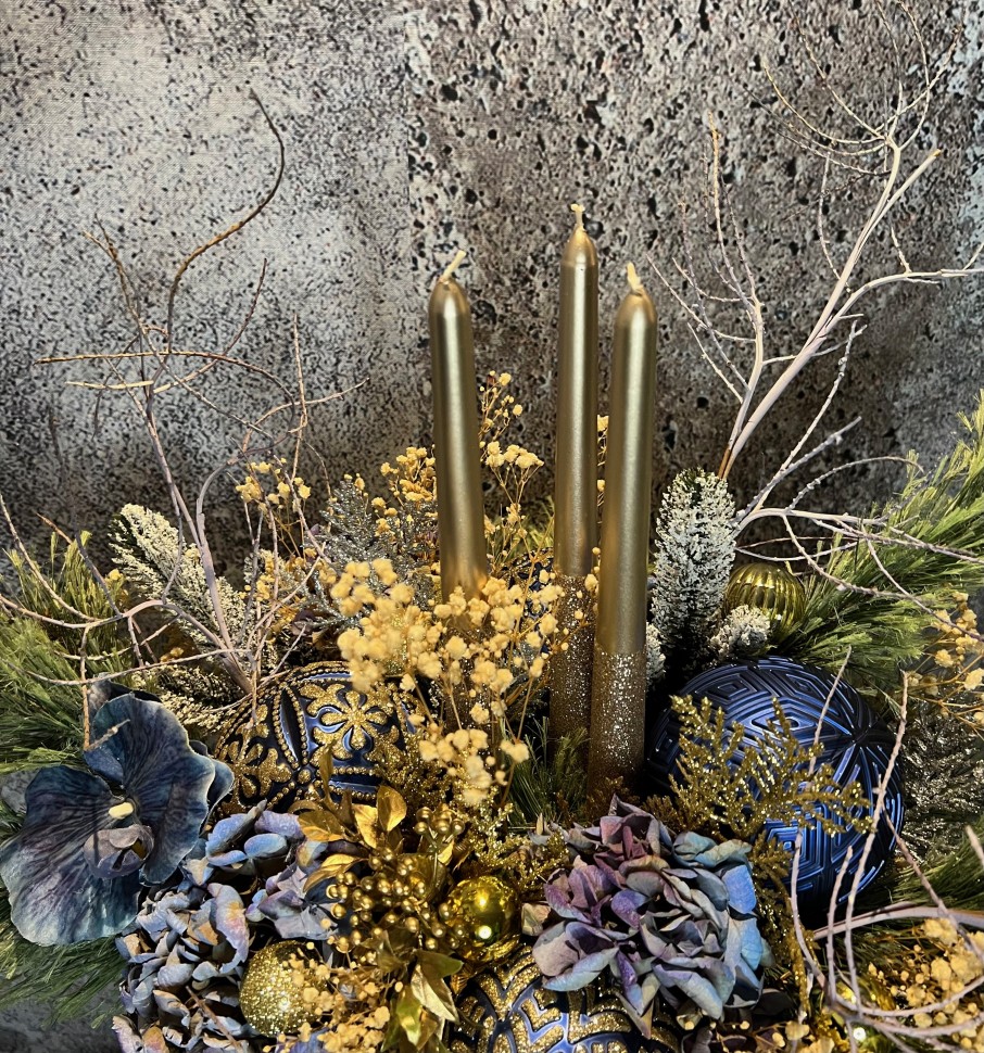 Christmas arrangement with preserved flowers and candles