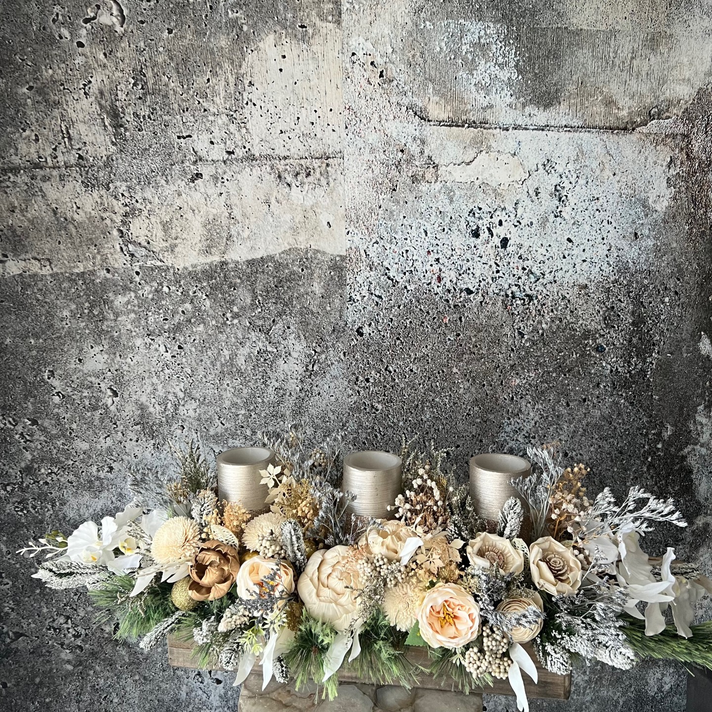 Long Christmas centrepiece with sola wood flowers and LED Candles