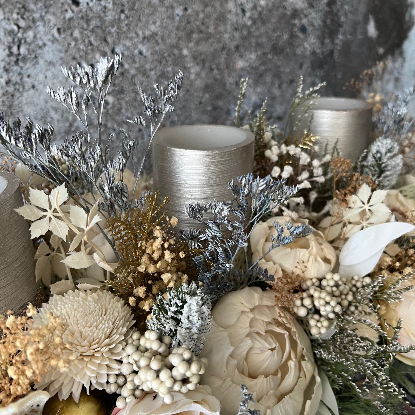 Long Christmas centrepiece with sola wood flowers and LED Candles