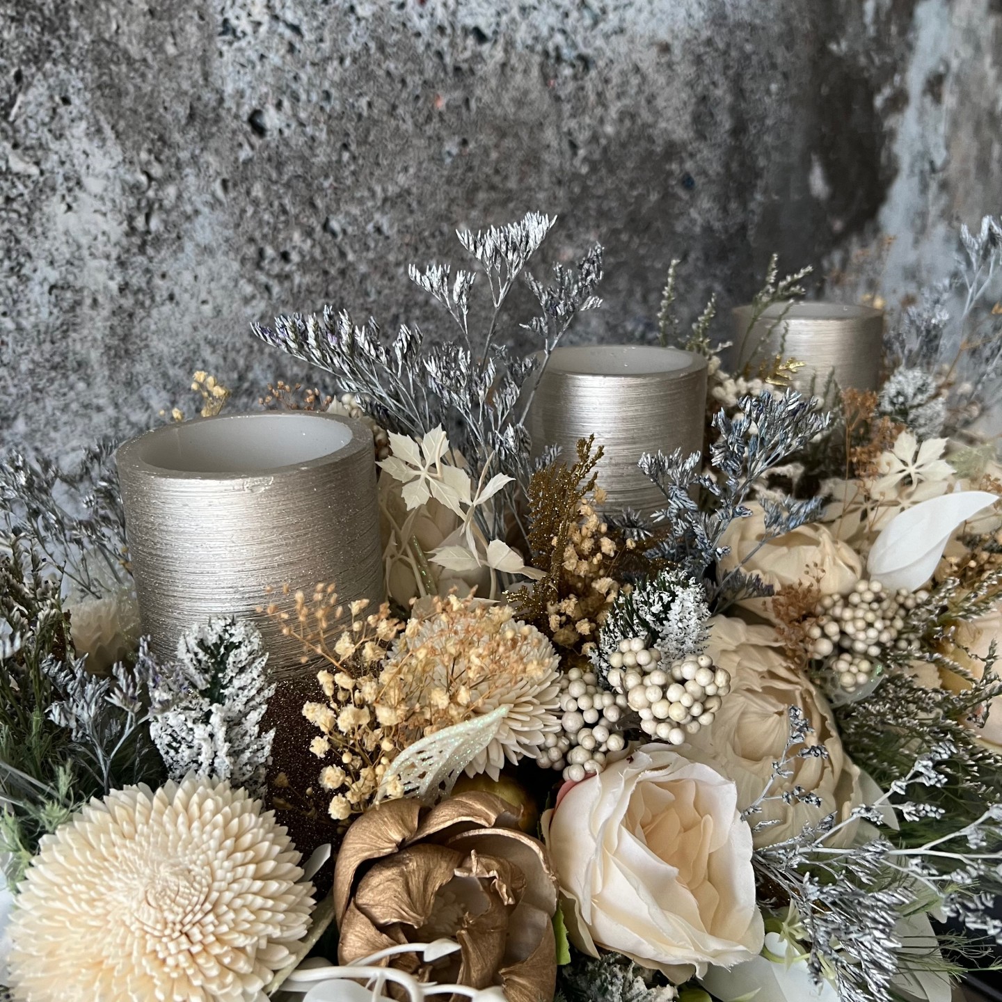 Long Christmas centrepiece with sola wood flowers and LED Candles