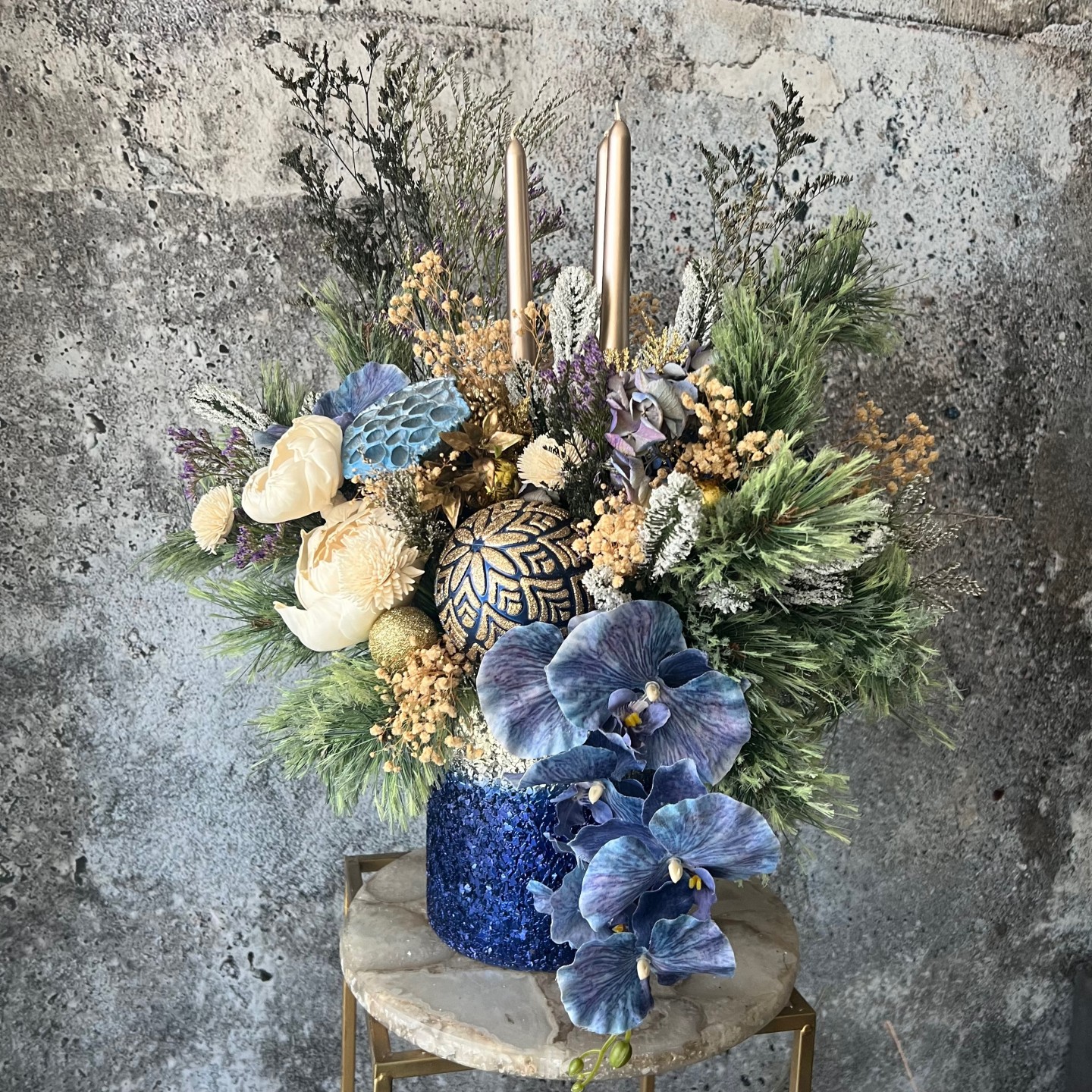 Christmas Blue Gold Arrangement with Sola Wood Flowers and candles Christmas Blue Gold Arrangement with Sola Wood Flowers and candles