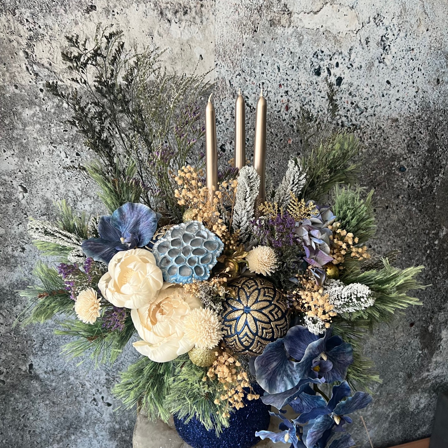 Christmas Blue Gold Arrangement with Sola Wood Flowers and candles Christmas Blue Gold Arrangement with Sola Wood Flowers and candles