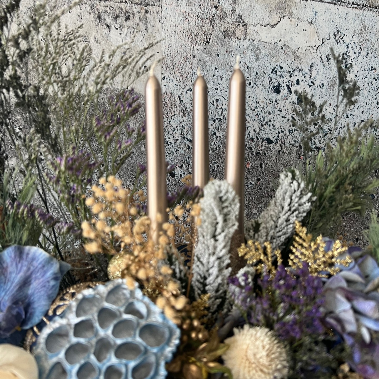 Christmas Blue Gold Arrangement with Sola Wood Flowers and candles Christmas Blue Gold Arrangement with Sola Wood Flowers and candles