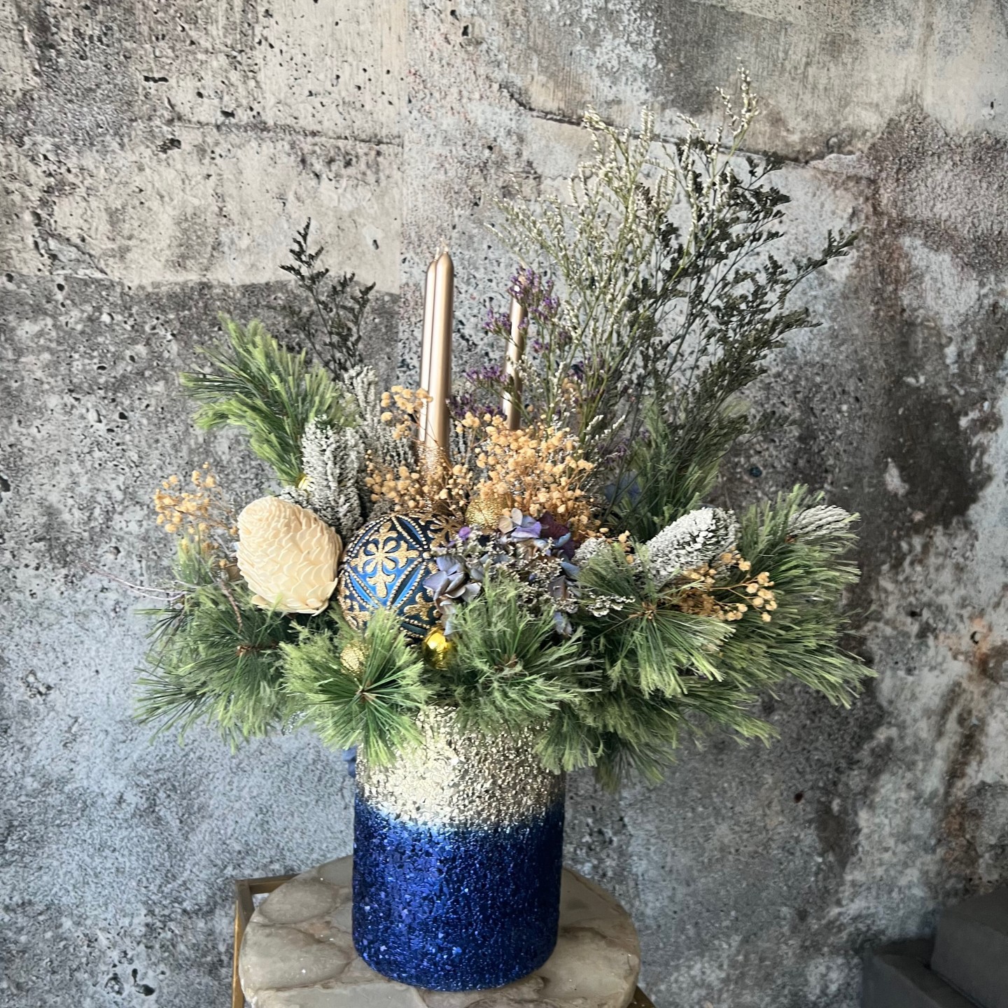 Christmas Blue Gold Arrangement with Sola Wood Flowers and candles Christmas Blue Gold Arrangement with Sola Wood Flowers and candles