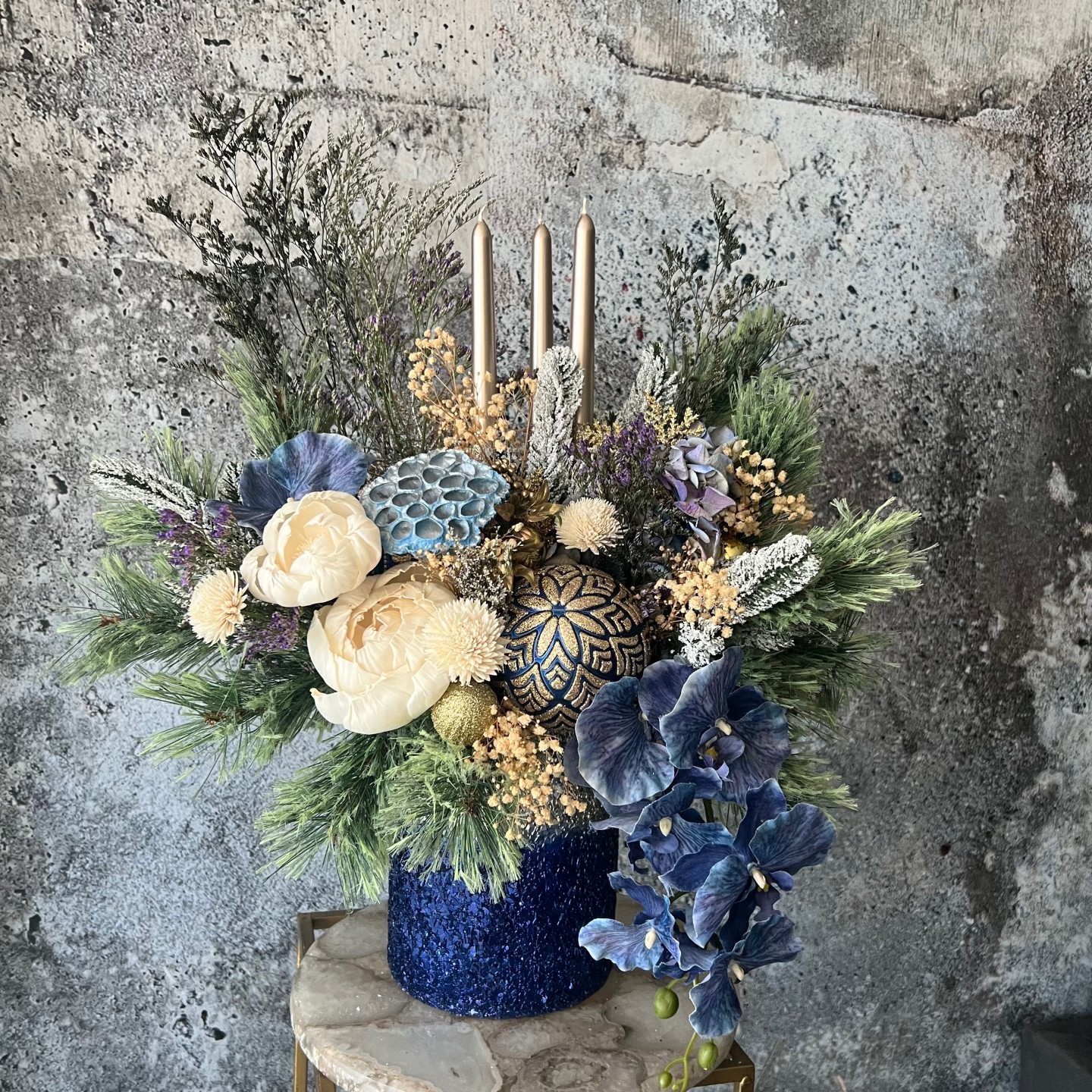 Christmas Blue Gold Arrangement with Sola Wood Flowers and candles Christmas Blue Gold Arrangement with Sola Wood Flowers and candles