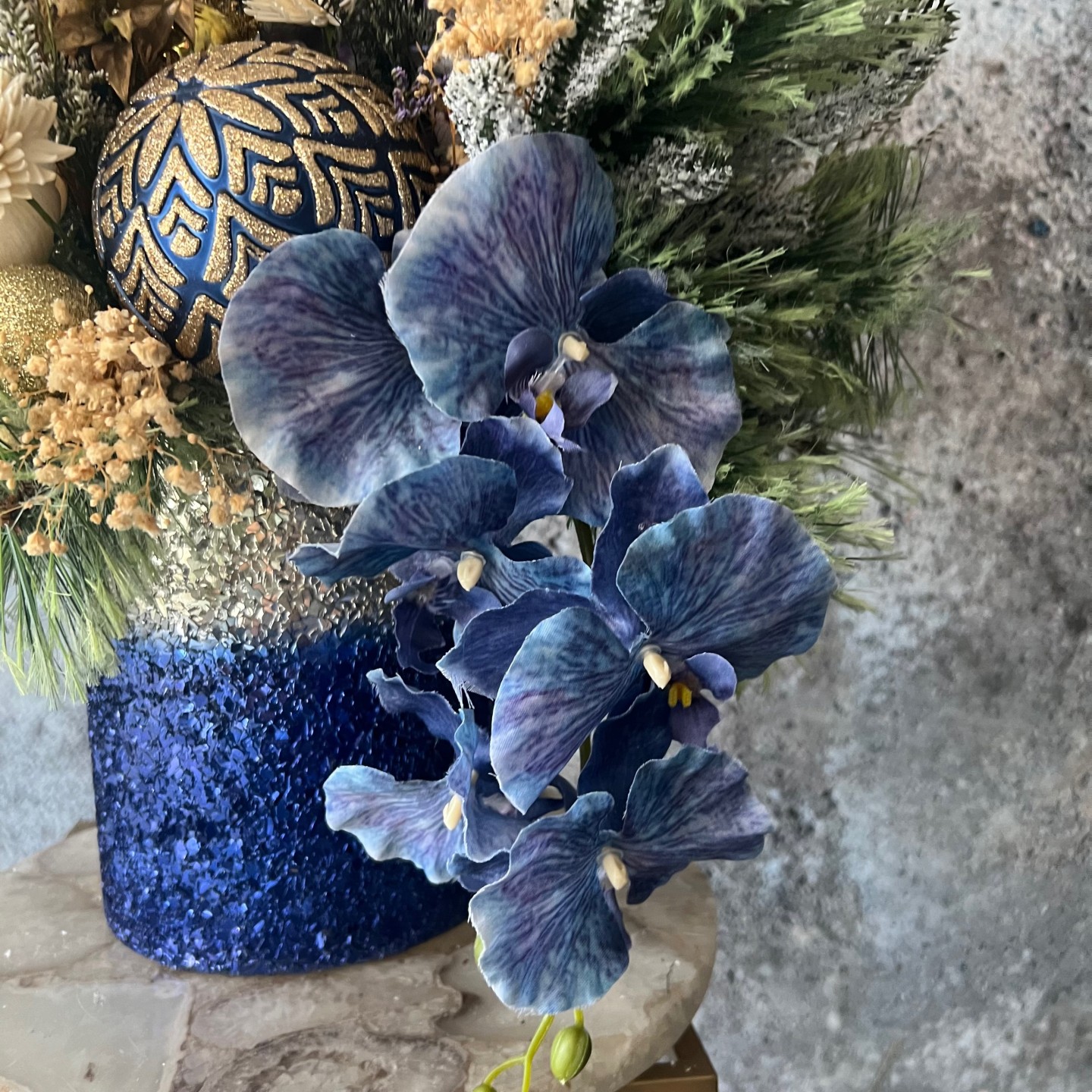 Christmas Blue Gold Arrangement with Sola Wood Flowers and candles Christmas Blue Gold Arrangement with Sola Wood Flowers and candles