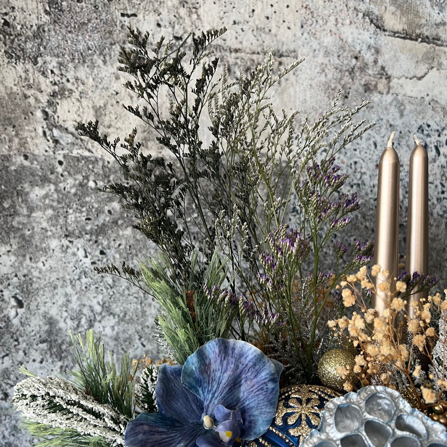 Christmas Blue Gold Arrangement with Sola Wood Flowers and candles Christmas Blue Gold Arrangement with Sola Wood Flowers and candles