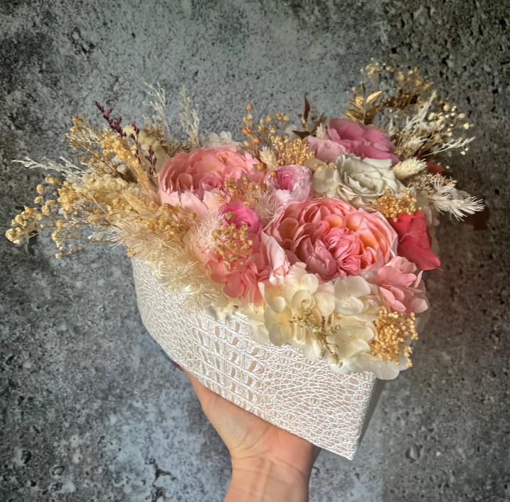 ANNA collection preserved peonies in white heart box