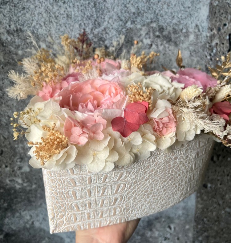 ANNA collection preserved peonies in white heart box