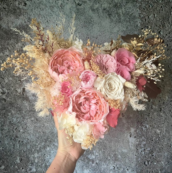 ANNA collection preserved peonies in white heart box