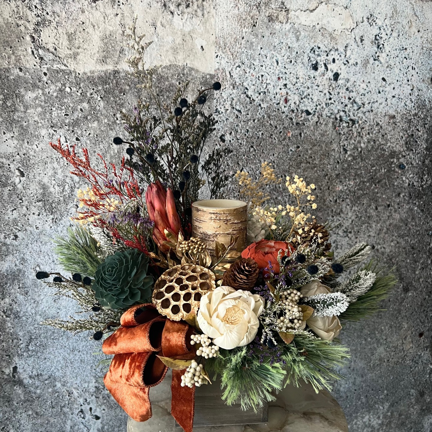 Christmas arrangement with sola wood flowers and birch candle Christmas arrangement with sola wood flowers and birch candle
