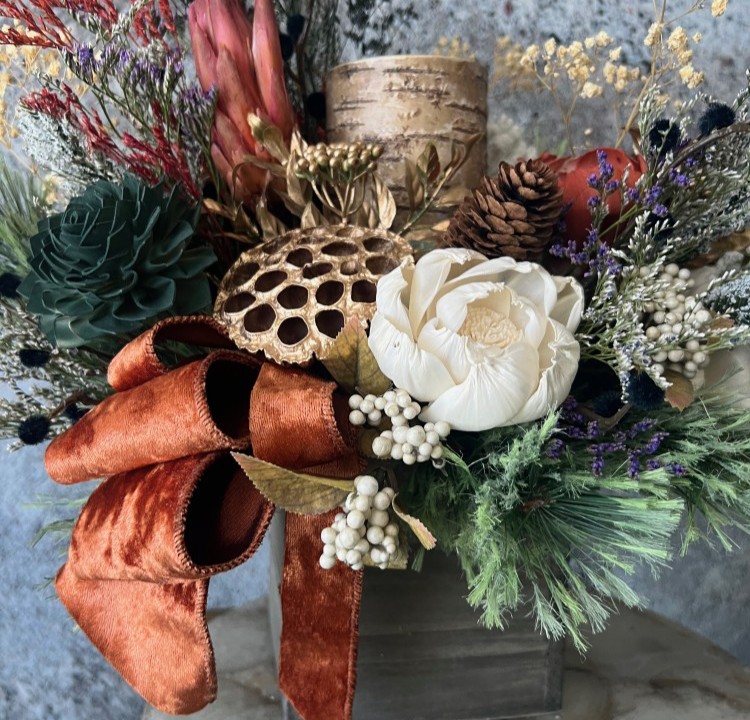 Christmas arrangement with sola wood flowers and birch candle Christmas arrangement with sola wood flowers and birch candle
