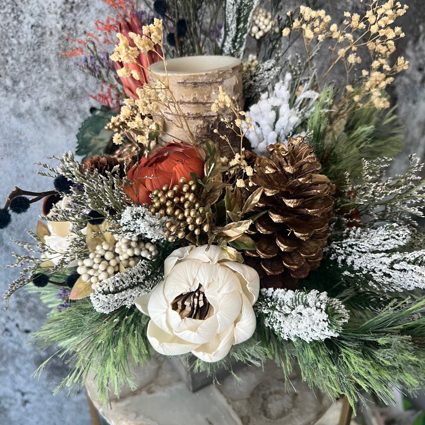 Christmas arrangement with sola wood flowers and birch candle Christmas arrangement with sola wood flowers and birch candle