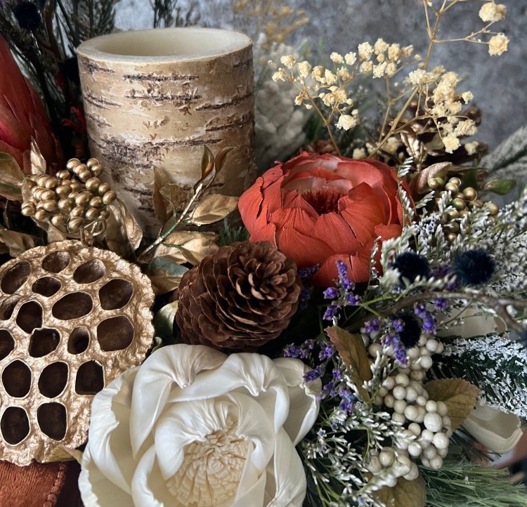 Christmas arrangement with sola wood flowers and birch candle Christmas arrangement with sola wood flowers and birch candle