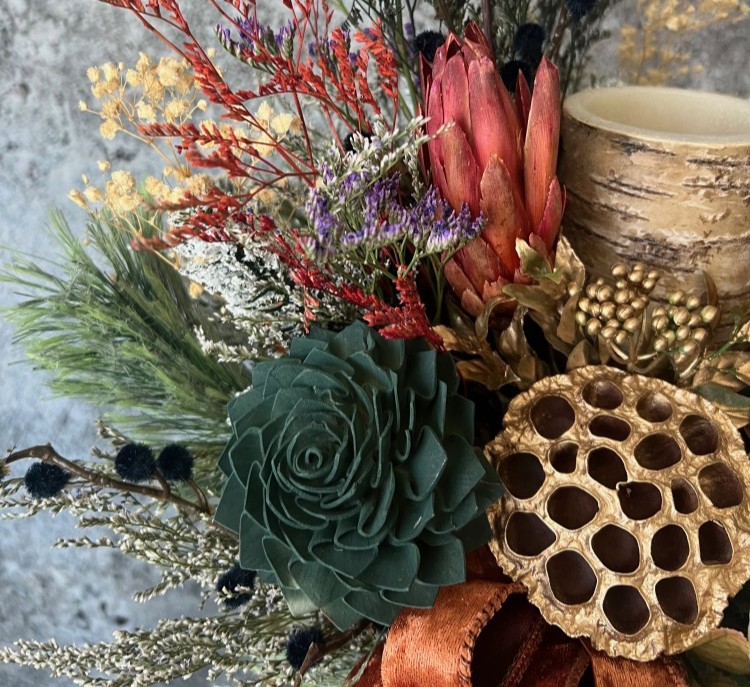 Christmas arrangement with sola wood flowers and birch candle Christmas arrangement with sola wood flowers and birch candle