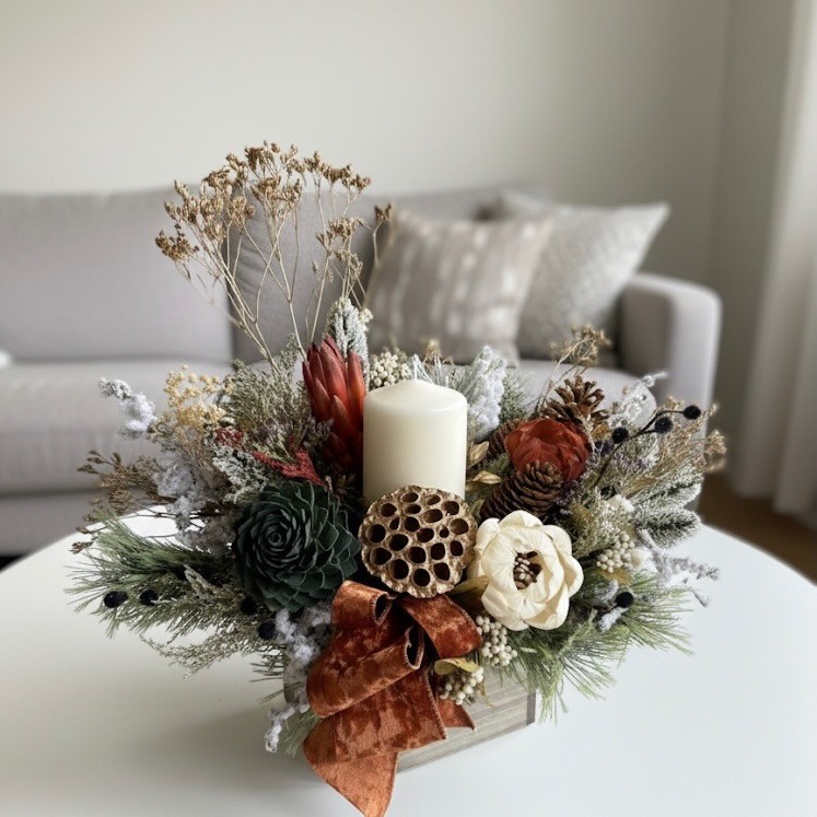 Christmas arrangement with sola wood flowers and birch candle Christmas arrangement with sola wood flowers and birch candle