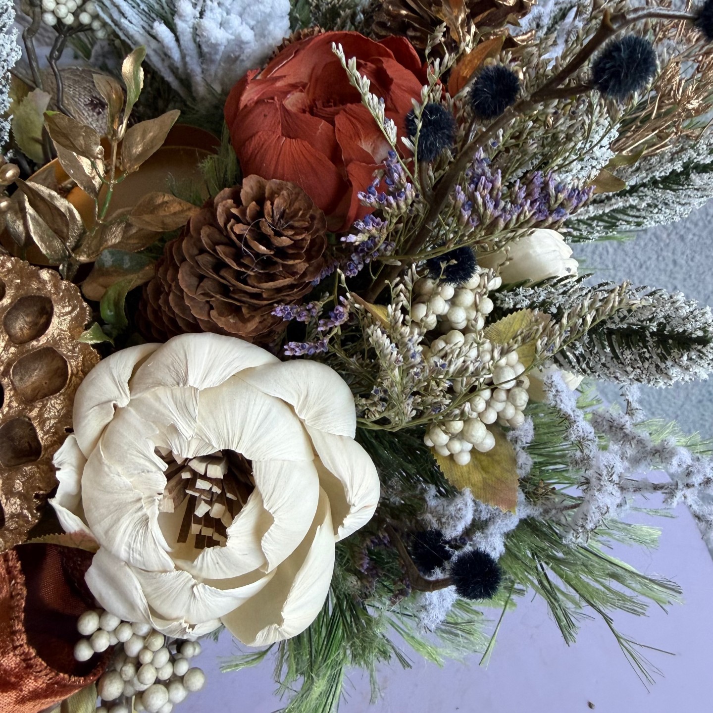 Christmas arrangement with sola wood flowers and birch candle Christmas arrangement with sola wood flowers and birch candle
