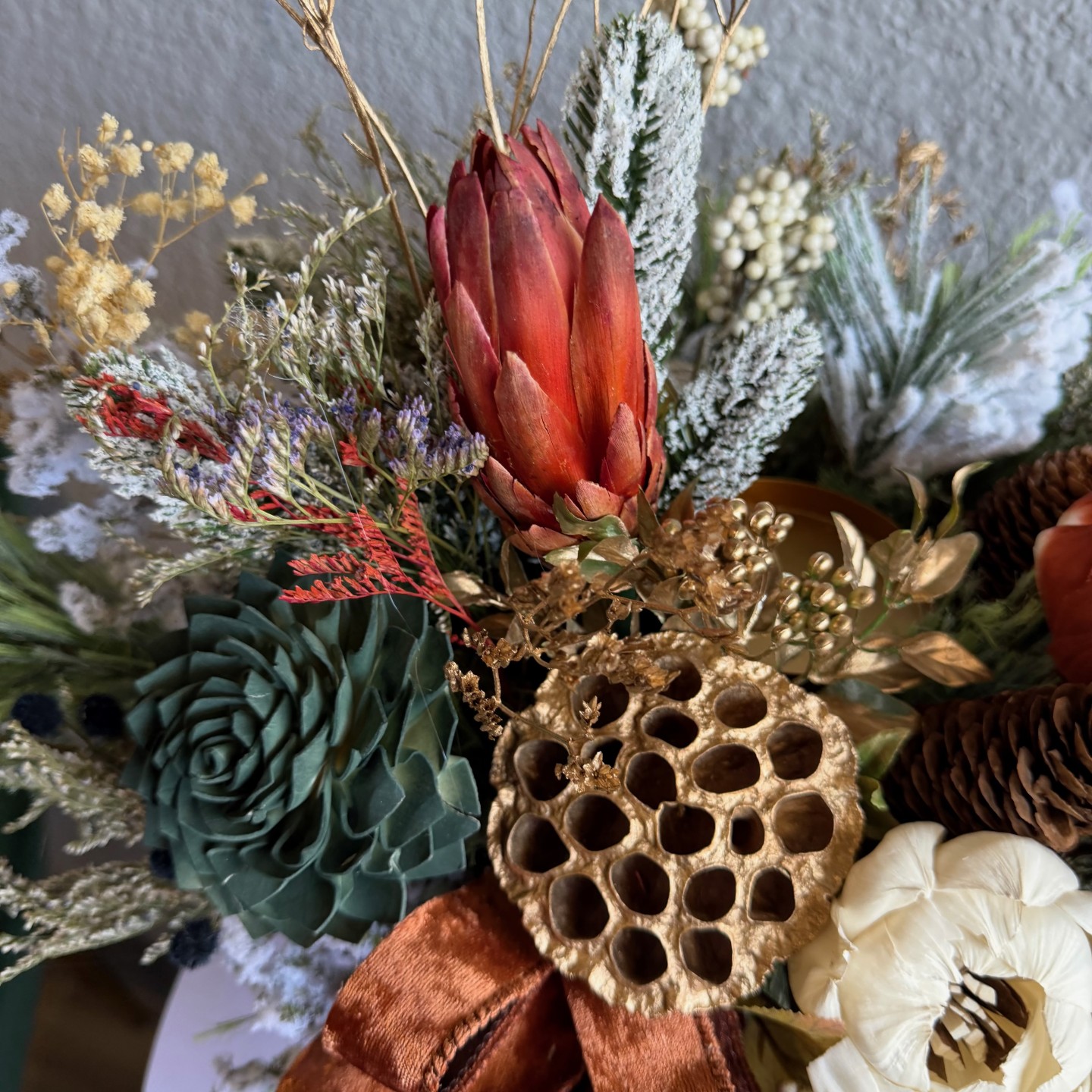 Christmas arrangement with sola wood flowers and birch candle Christmas arrangement with sola wood flowers and birch candle