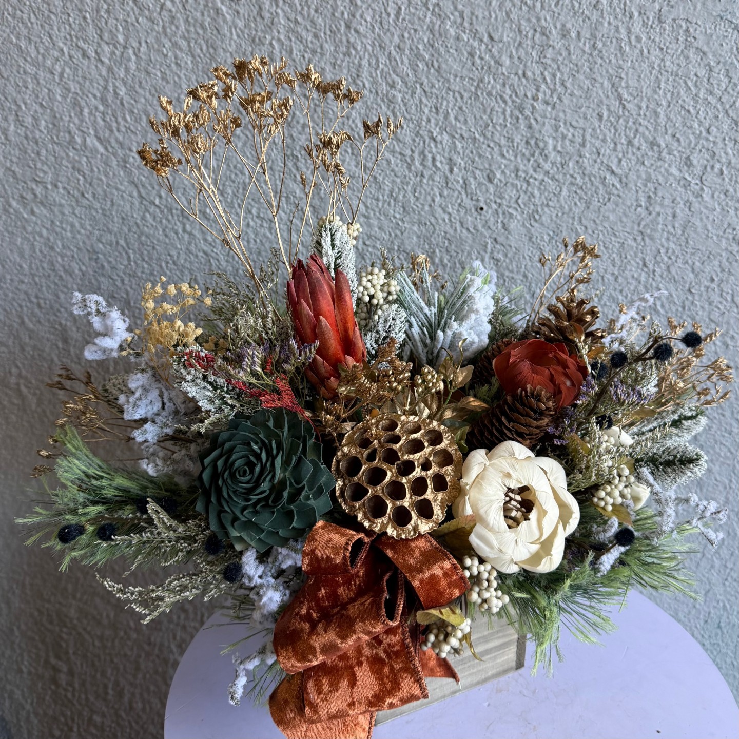 Christmas arrangement with sola wood flowers and birch candle Christmas arrangement with sola wood flowers and birch candle