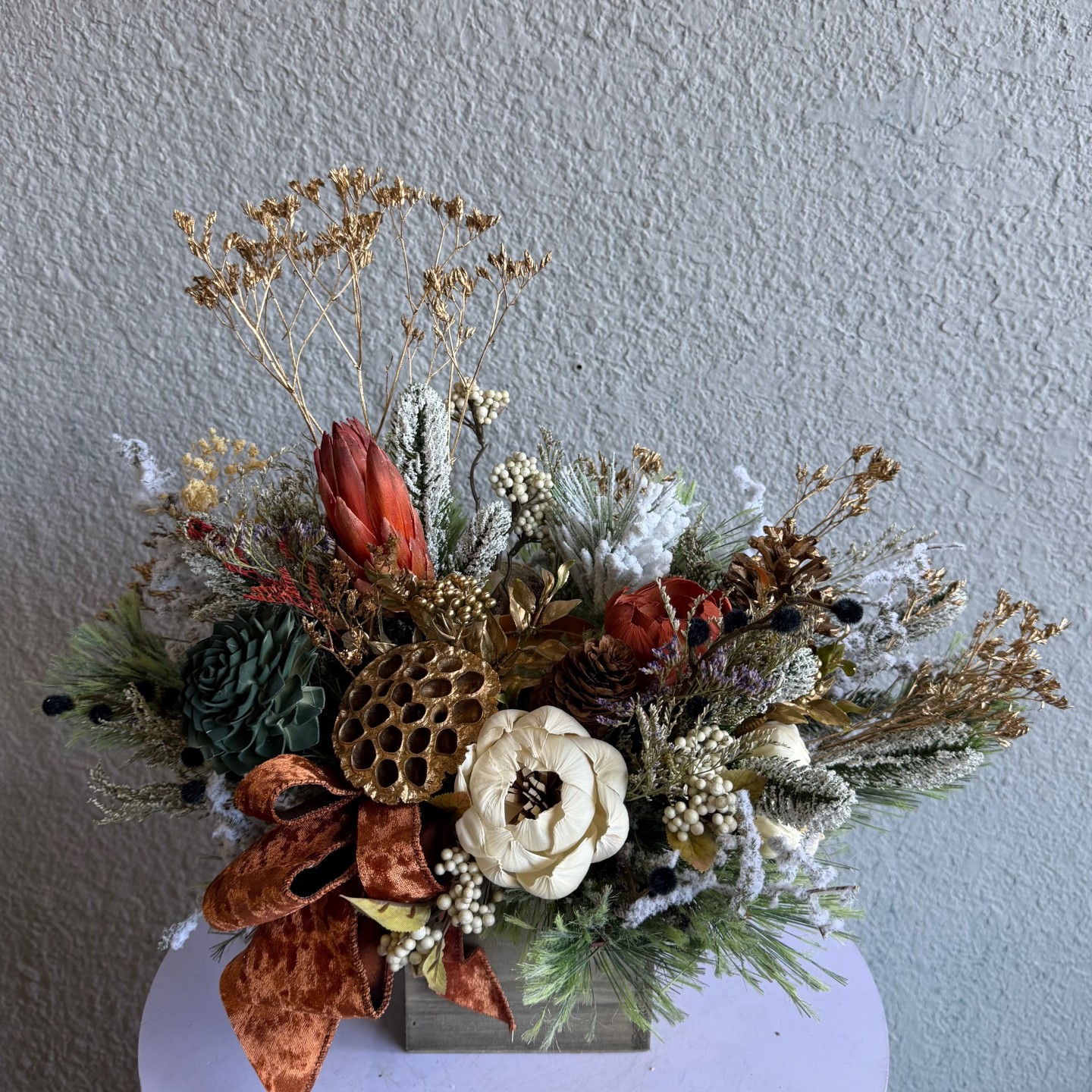Christmas arrangement with sola wood flowers and birch candle Christmas arrangement with sola wood flowers and birch candle