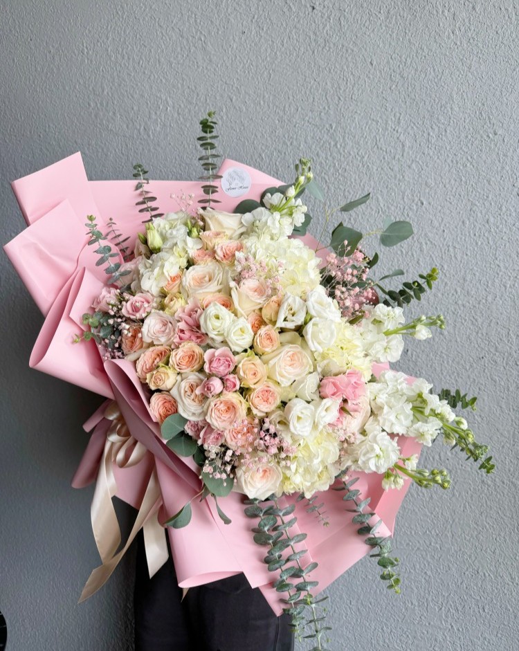 CasaBlanco Hand-tied Flower Bouquet