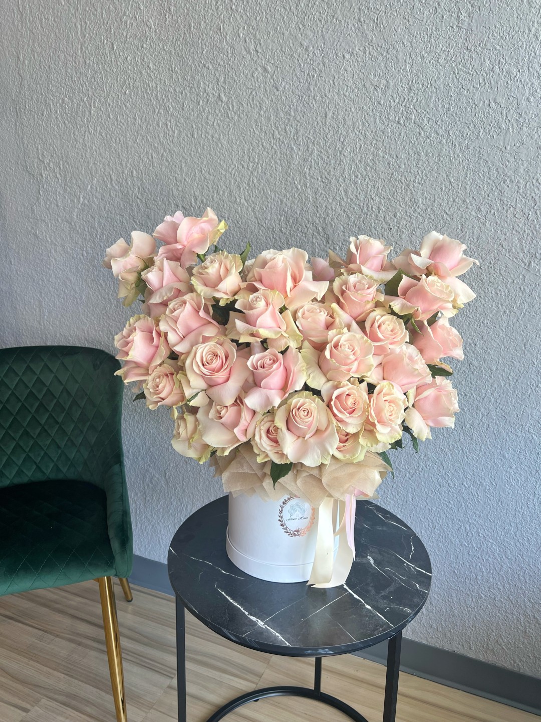Light Pink Mondial Roses Cloud Large Box