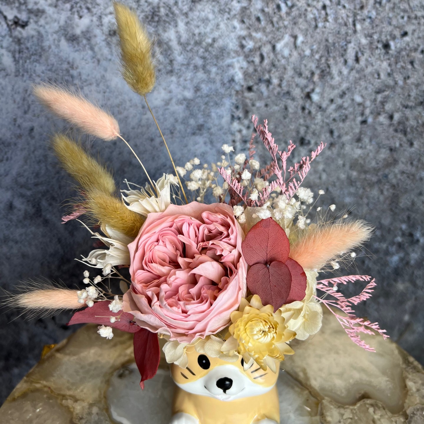 Mini "cat" vase with preserved flowers